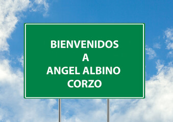 Siguiente salida Bienvenidos a angel albino corzo señal verde sobre fondo de cielo azul. Colección de señales de tráfico conceptuales