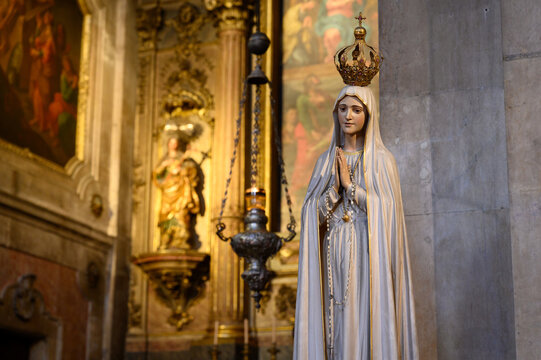Statue of Our Lady of Fatima. Igreja da Madalena [Catholic Church of St Mary Magdalene], Lisbon, Portugal.