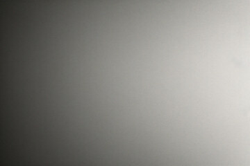 Superficie de plástico lisa de color gris mate con textura fina y viñeta en el lado derecho. Fondo texturizado exquisito, fondo suave en blanco	