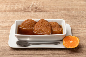 Sopaipillas pasadas  en loza blanca, comida típica chilena