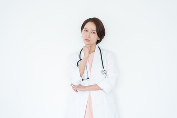 Fototapeta premium 考える白衣の女性医師（白背景・白バック・聴診器）