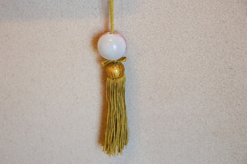 猫目石と金のタッセルのストラップ