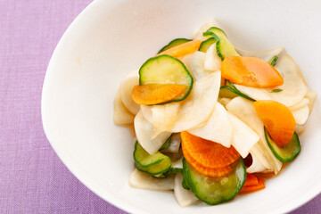 蕪とニンジン、キュウリの酢の物