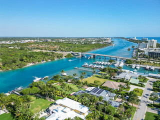 Obraz premium Homes along the intracoastal waterway at Jupiter Inlet in Palm Beach County, Florida