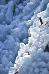 冬の山間部で凍ってできた氷柱