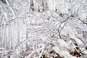 冬の山間部で凍ってできた氷柱