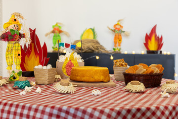 mesa com decoração de festa junina