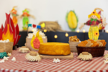 mesa com comida de Festa Junina