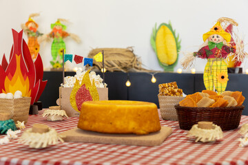 mesa com decoração de Festa Junina