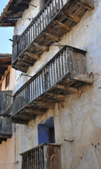 Vieja casa de pueblo con balcones de madera