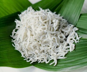 釜揚げシラス、釜揚げしらす、静岡県産しらす、ハランに載せた釜揚げシラス、葉ランに載せたシラス