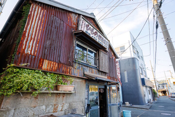 港近くの古い干物屋。
主に下田の海で取れた魚の干物を販売している。
趣ある外観、内装も素敵。
下田港,下田市,静岡県,日本国 - 2022年10月30日。
The photo shows an old dried fish shop near the port.
They mainly sell dried fish caught in the sea of Shimoda.
The quaint