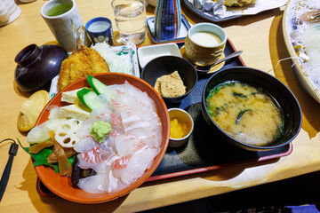 山盛りカンパチの海鮮丼。
Kaisen-don: a bowl of rice topped with a heaping pile of...