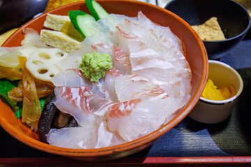 山盛りカンパチの海鮮丼。
Kaisen-don: a bowl of rice topped with a heaping pile of...