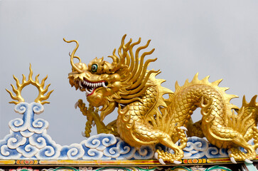 Obraz premium Dragon on the roof at Guan Yu Shrine, Chonburi Thailand.