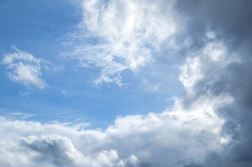 Fototapeta premium Schleierwolken Cirrostratus und Haufenwolken Cumulus vor blauem Himmel mit Copyspace 