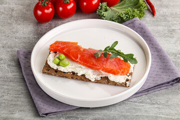 Crispy bread with salmon and cream cheese