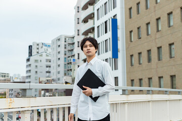 爽やかに仕事をしている男性
