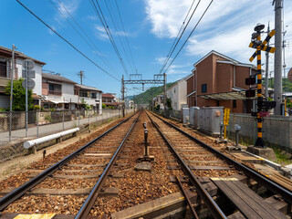 住宅密集地を通る能勢電鉄妙見線