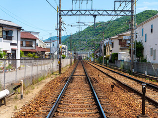 Obraz premium 住宅密集地を走る能勢電車