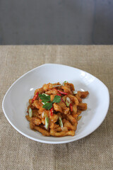 Saute the shredded chicken with tomato sauce