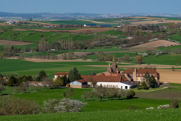 Paysage rural avec un couvent et une &eacute;glise en avant-plan