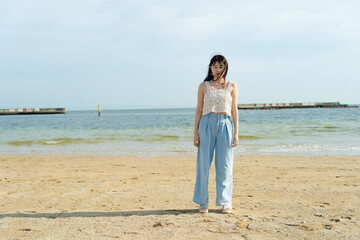 海と砂浜と女性