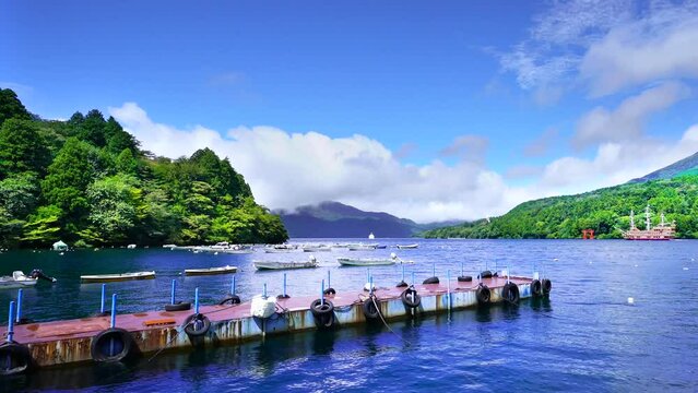 【神奈川県・箱根町】青空広がる夏の芦ノ湖　湖畔の風景　パンライト　
Scenery on the shore of Lake Ashi in summer with a blue sky - Kanagawa, Japan - 4K video - pan right
