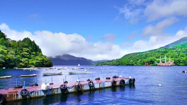 【神奈川県・箱根町】青空広がる夏の芦ノ湖　湖畔の風景　ズームアウト　
Scenery on the shore of Lake Ashi in summer with a blue sky - Kanagawa, Japan - 4K video - zoom out