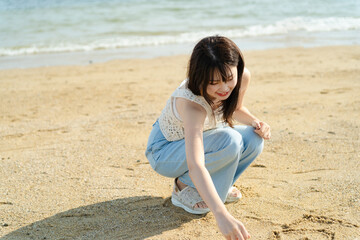 海と砂浜と女性