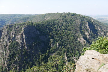 Fototapeta premium Blick ins Bodetal mit der Roßtrappe bei Thale im Harz am Hexentanzplatz