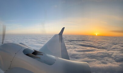 Sonnenuntergang über den Wolken im Privatflugzeug