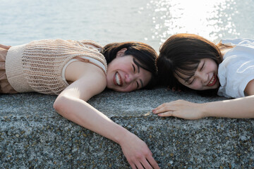 海と空と女性たち