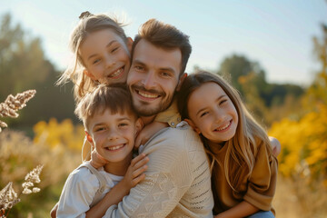 Fototapeta premium Famille heureuse, sourires, à l'extérieur avec du soleil