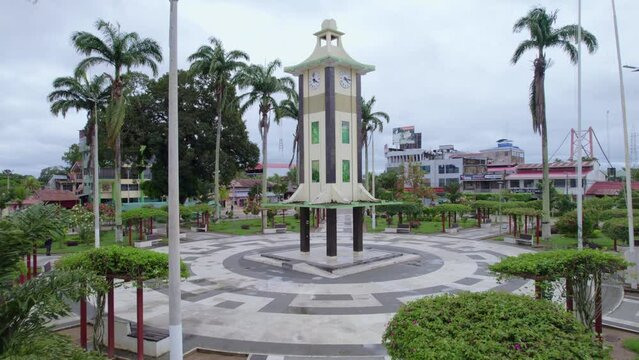Fly over the passages towards the center of Puerto Maldonado. Discover the imposing obelisk and charming Japanese clock from the air