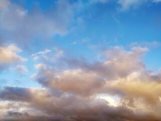 Obraz premium Sun Setting Over Clouds in Sky