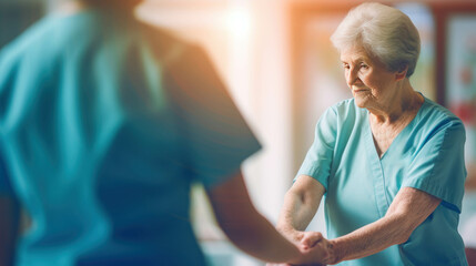 Obraz premium An elderly patient is treated at the hospital with a nurse to take care of consult and encourage her