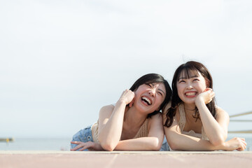 海で楽しんでいる女性たち