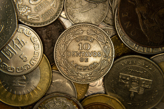 Stack of coins with a 10 centavo de lempira in the middle