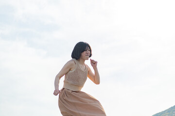 海ではしゃいでいる元気な女性