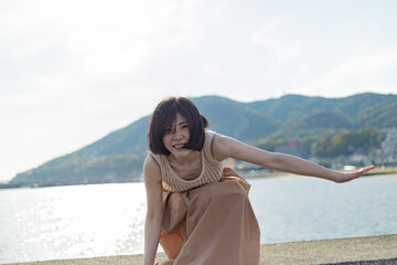 海ではしゃいでいる元気な女性