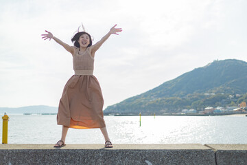 海ではしゃいでいる元気な女性