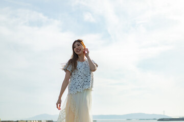 海でたそがれている髪長い女性