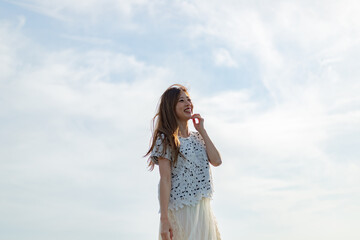 海でたそがれている髪長い女性