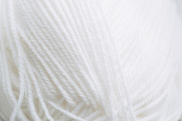 Close-up sur une pelote de laine blanche