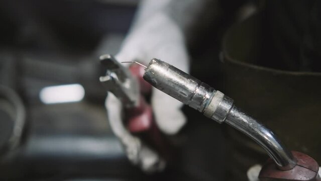 Artisan changing the welding wire to continue the work.