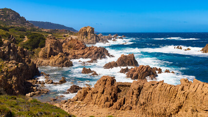 Costa Paraíso en Cerdeña, Italia, durante la primavera. Las olas rompen contra las rocas de granito rosa que se extienden a lo largo del litoral, creando un paisaje costero impresionante