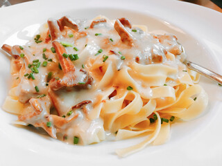 Linguini with fresh mushrooms and white sauce