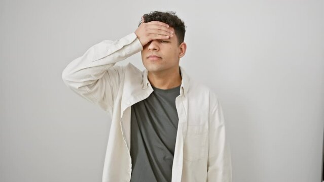 Oops! clueless young arab man in casual clothes smacks head in forgetful regret. amid stress, he realizes his foolish mistake - bad memory! isolated on a crisp white background.