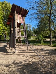 Spielplatz mit Baumhaus